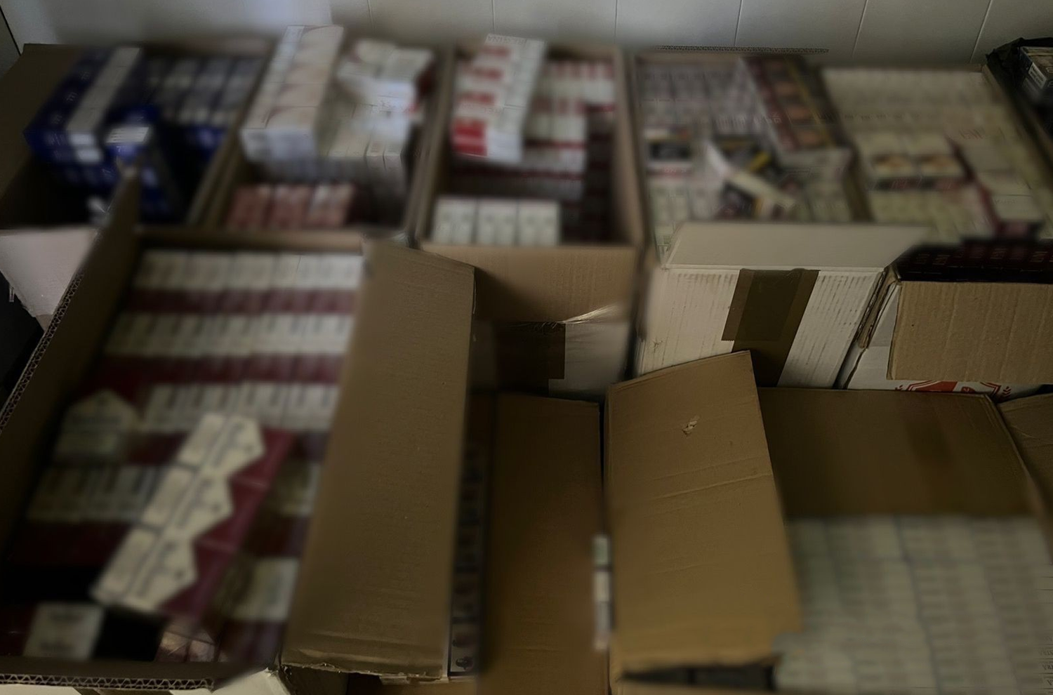 У Південноукраїнську поліцейські вилучили понад 5 тисяч пачок цигарок та 130 літрів алкоголю без документів